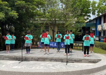 ▲信義國小學生在小秋桐展演台上，朗誦蔡秋桐最著名的新詩「牛車牛」。(圖/雲林縣政府提供)