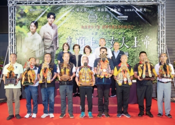 ▲黃敏惠市長頗具巧思邀集全市9間廟宇玄天上帝神尊，一同駐駕戲院參與《車頂上的玄天上帝》首映。(圖/嘉義市政府提供)