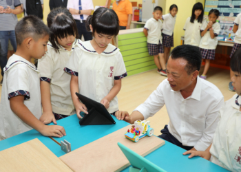 ▲縣長翁章梁加入雙溪國小與日本奧野小學的視訊交流。(圖/嘉義縣政府提供)