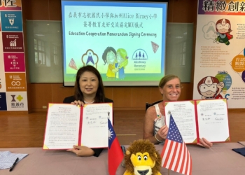 ▲兩校共同簽署官方姊妹校儀式，為雙方文化及教育合作開啟新篇章。(圖/嘉義市政府提供)