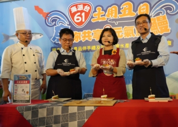 ▲雲林縣長張麗善等人製作元氣米漢堡、虱在青春凍齡飲等料理，為展售會造勢。(圖/雲林縣政府提供)