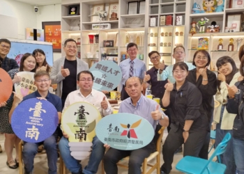 ▲為推動臺南市製造、零售及服務產業發展，臺灣流行時尚產業聯盟舉辦「推動製造零售及服務產業創新升級轉型廠商技術應用交流會暨合作備忘錄簽屬儀式」。(圖/臺南市政府提供)