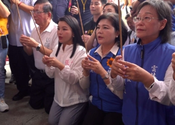▲縣長張麗善率縣府團隊向白沙屯媽祖參拜祈福。(圖/雲林縣政府提供)