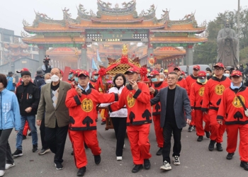 ▲五股開臺尊王過爐由縣長張麗善掌轎，自四湖鄉三條崙海清宮起駕，前往次房股大埤鄉豐田村成功廟。（圖/雲林縣政府提供）