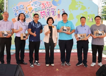 ▲縣長張麗善表揚綠色採購績優單位。(圖/雲林縣政府提供)