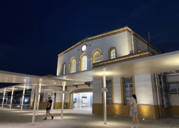 ▲夜間光環境工程點亮了優雅火車站外觀。(圖/嘉義市政府提供)