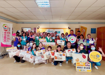 ▲簡天生基金會攜手兒老協會送愛心，力挺社區弱勢家庭。(圖/嘉義縣政府提供)