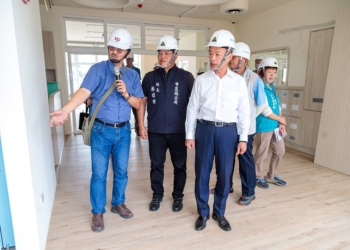 ▲縣長翁章梁視察布袋公共托嬰中心新建工程。（圖/嘉義縣政府提供）