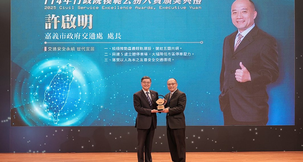 ▲嘉市公共運輸轉型關鍵推手，市府交通處長許啟明榮獲行政院模範公務人員。(圖/嘉義市政府提供)