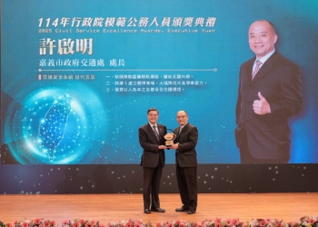▲嘉市公共運輸轉型關鍵推手，市府交通處長許啟明榮獲行政院模範公務人員。(圖/嘉義市政府提供)