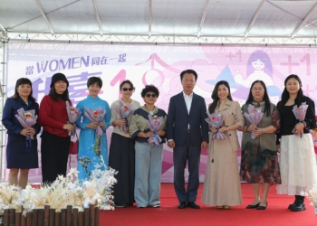 ▲縣長翁章梁表揚8位傑出女性。（圖/嘉義縣政府提供）
