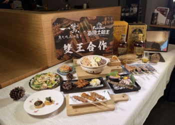 ▲蘆皇雞經過七代專業選育,擁有細緻的肉質與均勻的油脂分佈，其肉質彈性十足，經炭火燒烤後香氣濃郁。(圖/雲林縣政府提供)