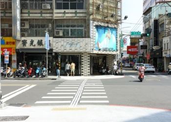 ▲人行道無障礙斜坡改造後，提供市民舒適安全的用路環境。(圖/嘉義市政府提供)