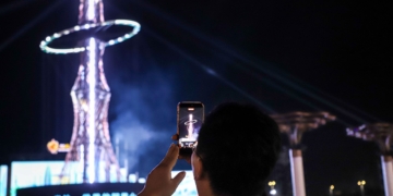 ▲2026台灣燈會主燈「光沐－世界的阿里山」成為熱門打卡焦點。（圖/嘉義縣政府提供）