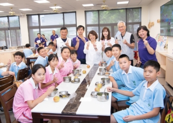 ▲市長黃敏惠現身北園國中，關心學童們的午餐品質。(圖/嘉義市政府提供)