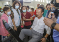 ▲縣長翁章梁體驗結合智能科技的健身器材。（圖/嘉義縣政府提供）