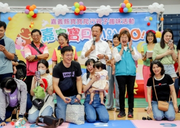 ▲縣長翁章梁到場為Q寶爬爬樂開賽。(圖/嘉義縣政府提供)