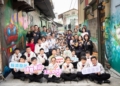 ▲市長黃敏惠帶領市民朋友見證博愛新村巷弄在污水工程完成美化後的蛻變。（圖/嘉義市政府提供）