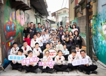 ▲市長黃敏惠帶領市民朋友見證博愛新村巷弄在污水工程完成美化後的蛻變。（圖/嘉義市政府提供）