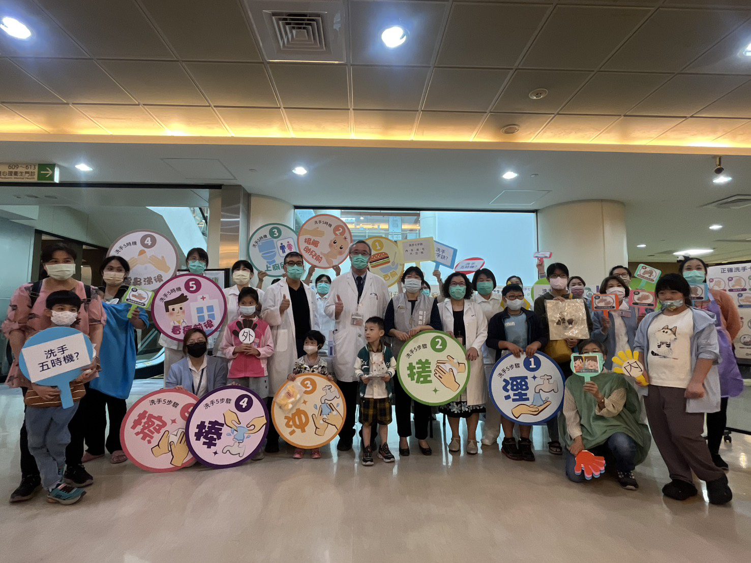 ▲嘉義市衛生局攜手嘉義基督教醫院共同響應「世界手部衛生日」,宣導民眾落實手部衛生。(圖/嘉義市政府提供)