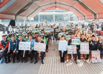 ▲嘉義縣環保局在高鐵嘉義站前廣場，展開年終大掃除宣誓活動。（圖/嘉義縣政府提供）