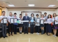 ▲雲縣4生1師1校榮獲台新青少年志工菁英獎 張縣長及鄭副董事長一同頒獎。(圖/雲林縣政府提供)