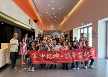 ▲雲林縣副縣長謝淑亞與各界貴賓共同為布袋戲創作展讚聲。（圖/雲林縣政府提供）