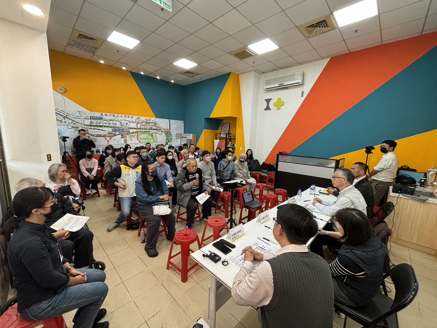 ▲市府都市發展處舉辦兩場次「小小北都市更新駐點工作站」公開展覽說明會,吸引近百位在地居民踴躍參與。(圖/嘉義市政府提供)