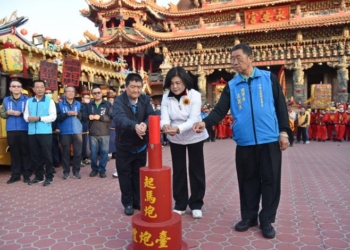 ▲縣長張麗善等 點燃起馬炮。(圖/雲林縣政府提供)