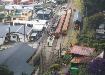 ▲ 中秋連假，來奮起湖感受三大精彩體驗：小火車之旅、山林探險和美食之旅。(圖/嘉義縣政府提供)