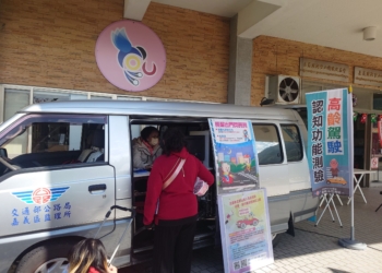 ▲嘉義市監理站為駕駛人進行認知功能測驗。(圖/嘉義市政府提供)