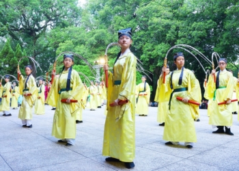 ▲嘉義市祭孔典禮循古禮獻六佾舞。(圖/嘉義市政府提供)