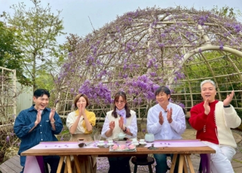 ▲到瑞里賞花還能順道品嚐在地茶香。（圖/嘉義縣政府提供）