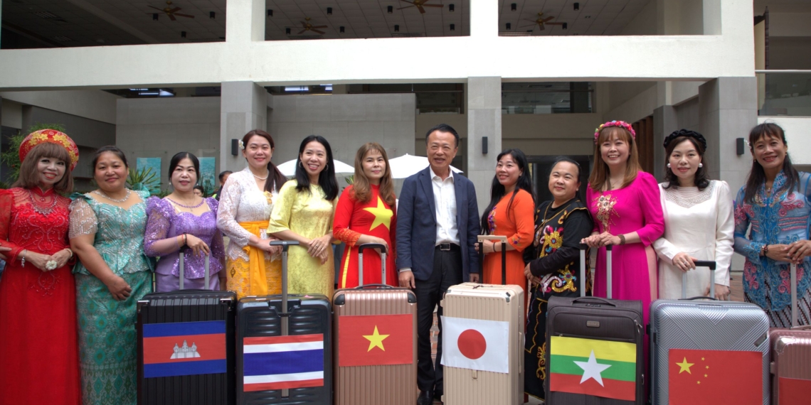 ▲新住民姊妹手拉行李箱，呈現「離鄉、扎根、共築新家」的歷程。（圖/嘉義縣政府提供）