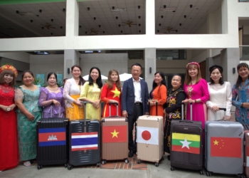 ▲新住民姊妹手拉行李箱,呈現「離鄉、扎根、共築新家」的歷程。(圖/嘉義縣政府提供)