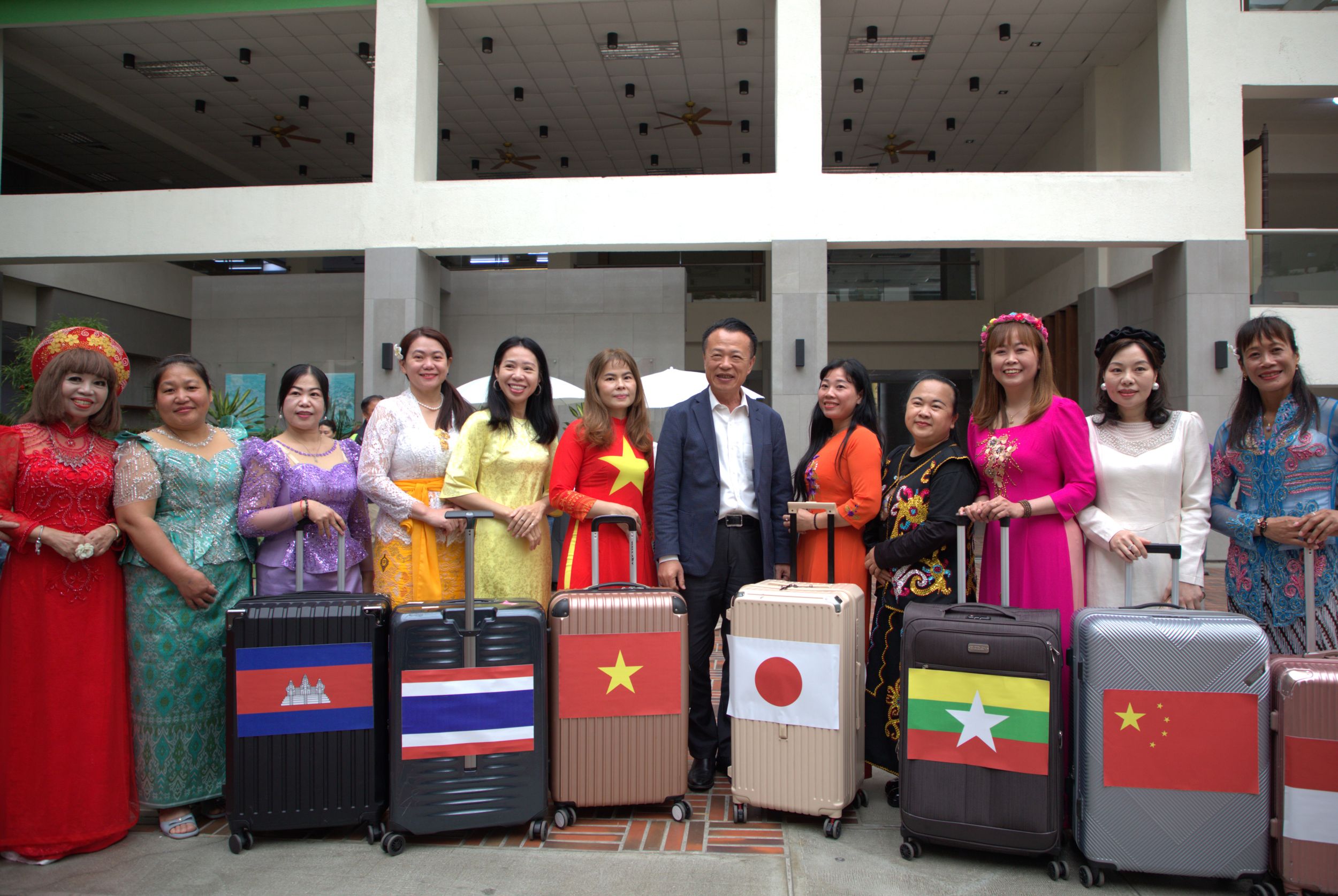 ▲新住民姊妹手拉行李箱,呈現「離鄉、扎根、共築新家」的歷程。(圖/嘉義縣政府提供)