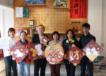 ▲嘉義市衛生局推出2026「食安三金迎新春 消費滿百送春聯」，邀請民眾採買年貨也關心食品安全。(圖/嘉義市政府提供)