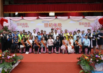 ▲112年嘉義市模範母親表揚大會--慈馨媽媽大合照。(圖/嘉義市政府提供)