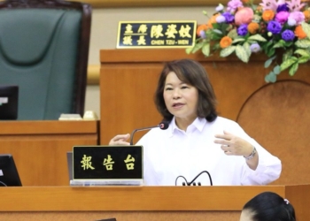 ▲嘉義市長黃敏惠以「經濟共榮、社會共創、環境共生」三大面向進行施政報告，說明城市進步歷程。(圖/嘉義市政府提供)
