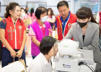 ▲民眾體驗AI眼底攝影儀，快速完成糖尿病視力篩檢。（圖／嘉義市政府提供）