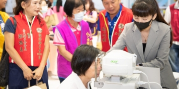 ▲民眾體驗AI眼底攝影儀，快速完成糖尿病視力篩檢。（圖／嘉義市政府提供）