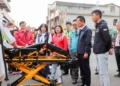 ▲受贈救護車是濁水溪以南唯一引進電動擔架升舉系統的救護車，使消防員能夠更輕鬆將傷者送上車。（圖/嘉義縣政府提供）