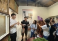 ▲現場人員進行專業解說，深入講解展覽內容，讓參觀者更全面瞭解展品背後的故事。(圖/王承瑋提供)