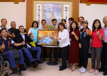 ▲市長黃敏惠與作者黃清助為多年舊識好友，邀請全國愛好藝術的朋友把握機會一起前來欣賞。（圖/嘉義市政府提供）