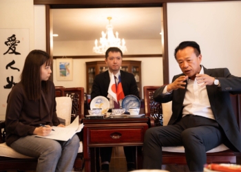 ▲嘉義縣長翁章梁接受日本九州地區重要媒體「西日本新聞」專訪。（圖/嘉義縣政府提供）