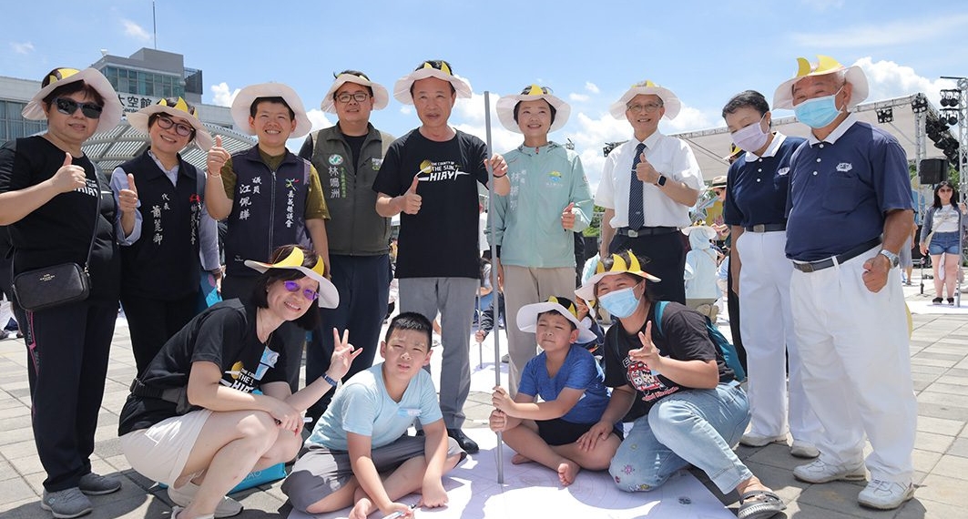 ▲縣長翁章梁等人體驗夏至正午「立竿不見影」的特殊天文景象。（圖/嘉義縣政府提供）