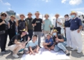 ▲縣長翁章梁等人體驗夏至正午「立竿不見影」的特殊天文景象。（圖/嘉義縣政府提供）