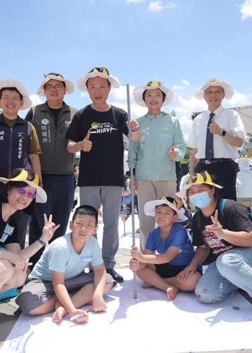 ▲縣長翁章梁等人體驗夏至正午「立竿不見影」的特殊天文景象。（圖/嘉義縣政府提供）