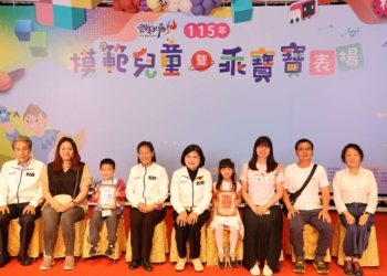 ▲縣長張麗善逐一表揚雲林縣115年度模範兒童暨乖寶寶，肯定其多元優異表現，足為學童典範。(圖/雲林縣政府提供)