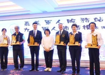 ▲九三軍人節慶祝大會，黃敏惠市長頒發嘉義市敬軍楷模獎。(圖/嘉義市政府提供)